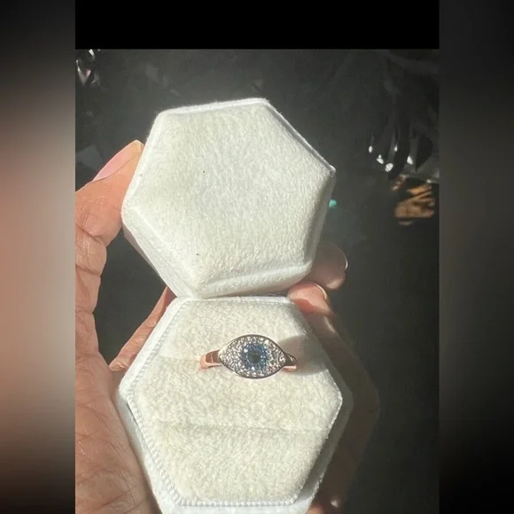Gorgeous size 8 evil eye ring with swarovski elements - Picture 4 of 10